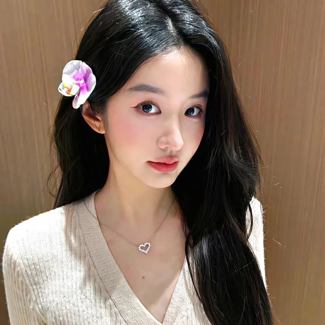 罗莎娜封面